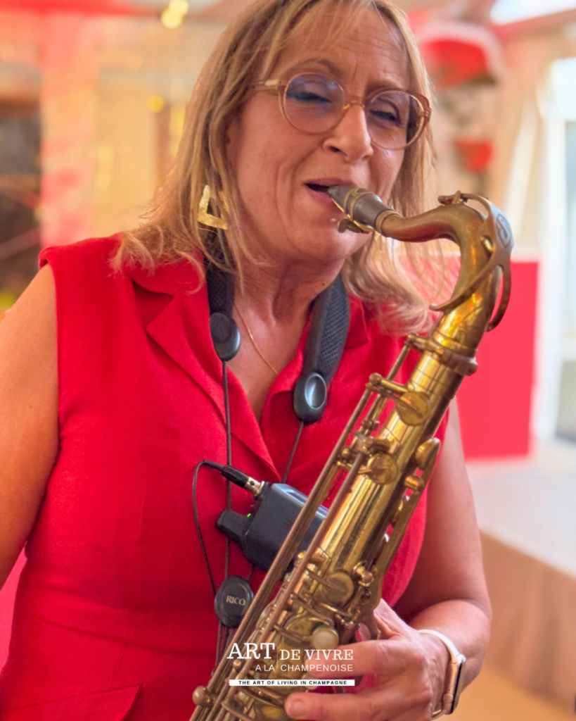 Animation musicale au saxophone par Dalida.