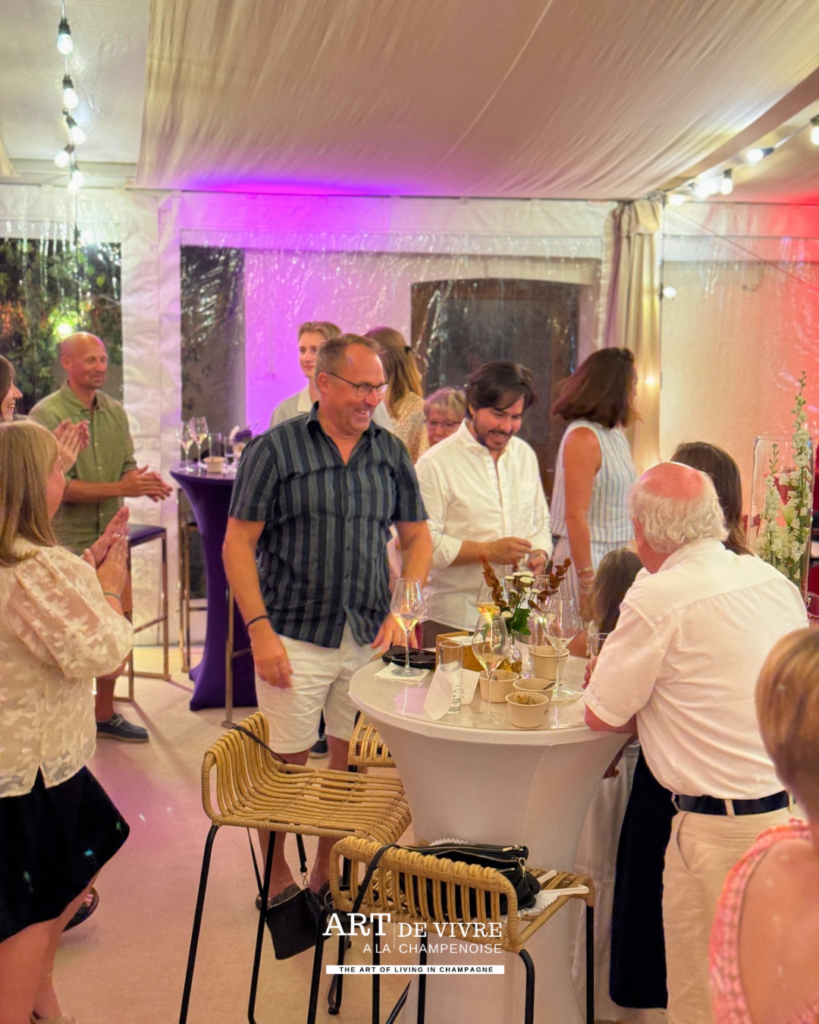 Les invités dégustent les Blanc de Blancs Moineaux