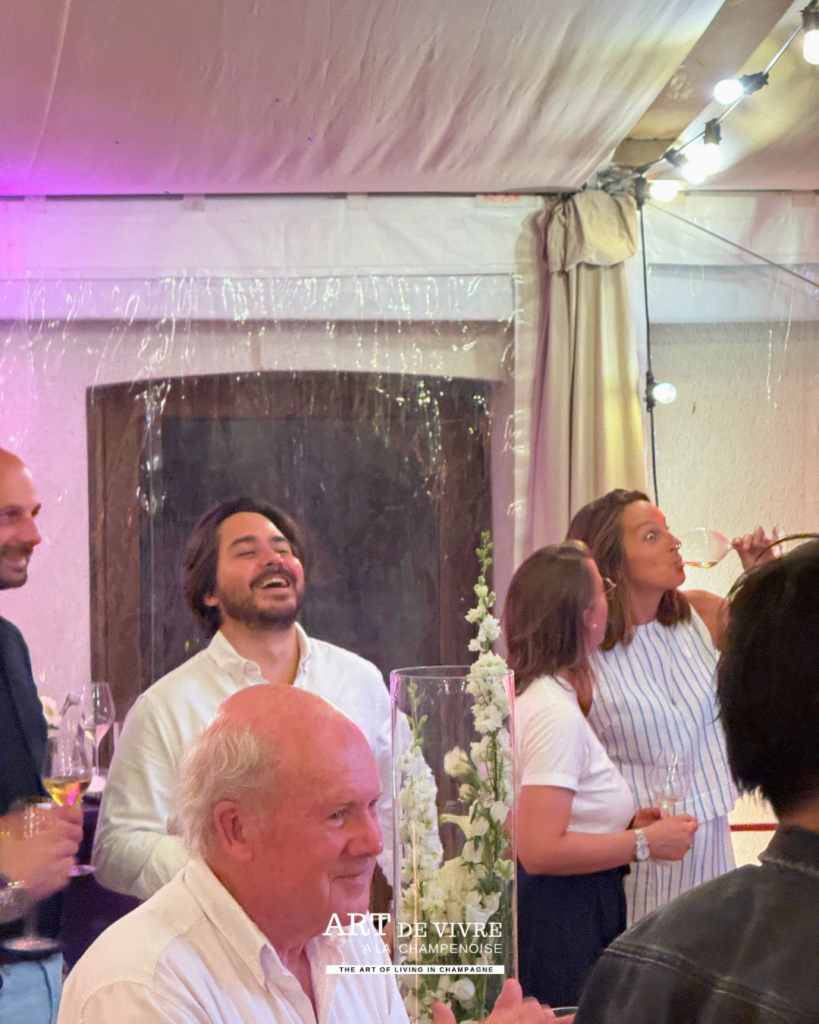 Les invités apprécient la soirée de lancement du champagne Moineaux