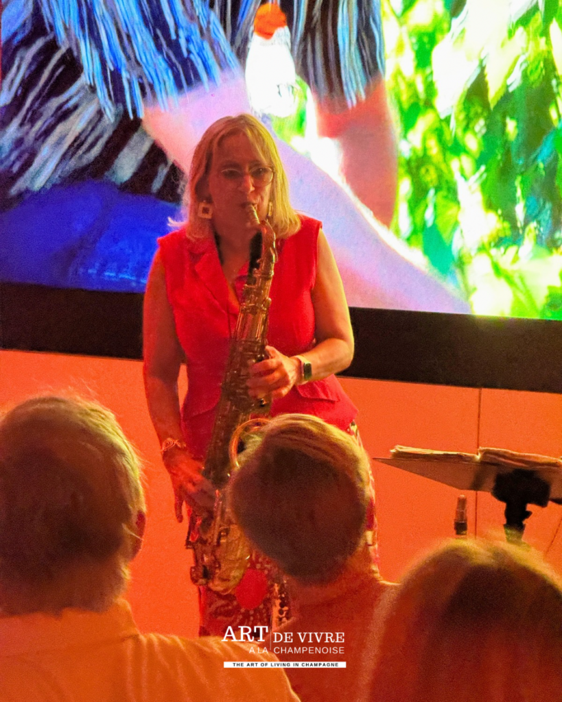 Dalida et son saxophone lors de la soirée de lancement du champagne Moineaux