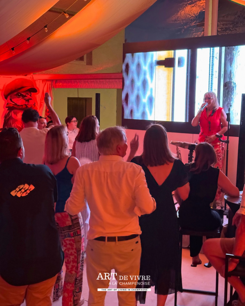 convives qui apprécient le saxophone de dalida lors du Cocktail de lancement du Champagne Moineaux.