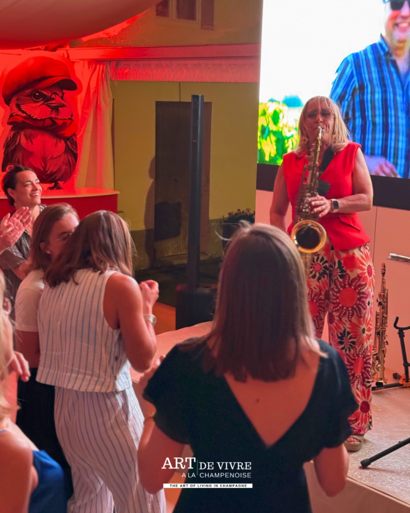 Dalida met l'ambiance avec son sax lors du Cocktail de lancement du Champagne Moineaux.