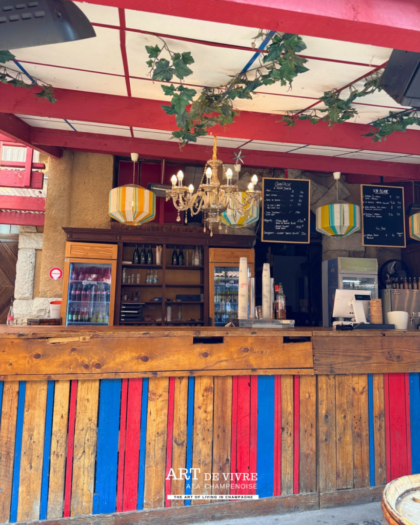 le bar dans la cour intérieure au Clos