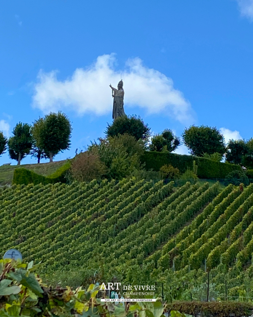 Statue du pape Urbain II dominant la vallée de la Marne