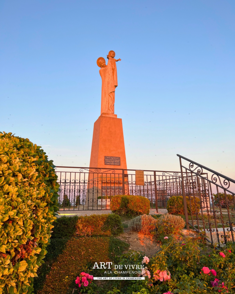 Statue de Notre-Dame-du-Gruguet face au vignoble champenois