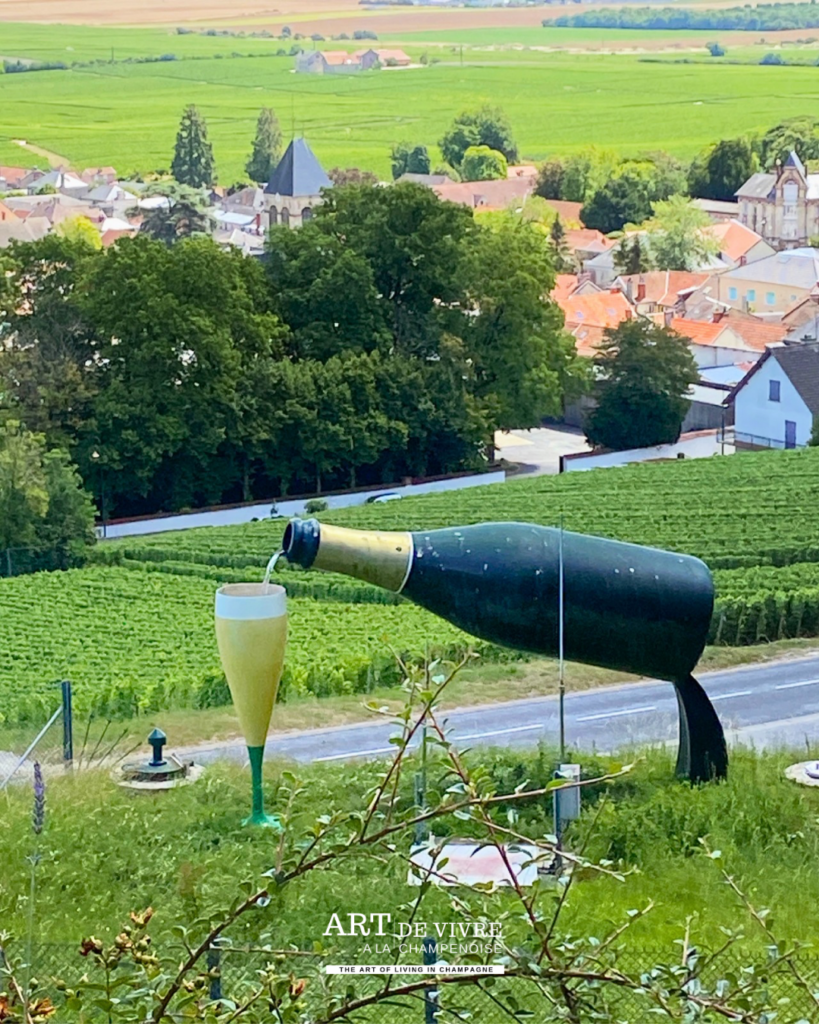 Bouteille de champagne géante au bas du parc Vix à Avize