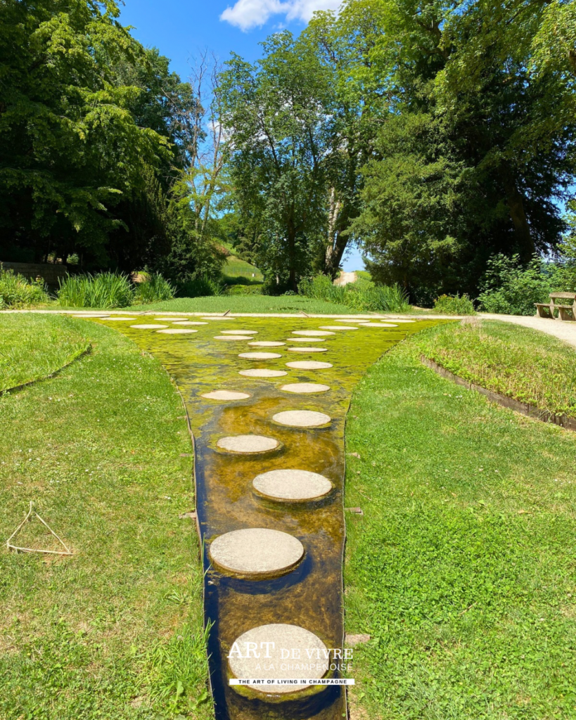 les allées aménagéee au parc Vix à Avize