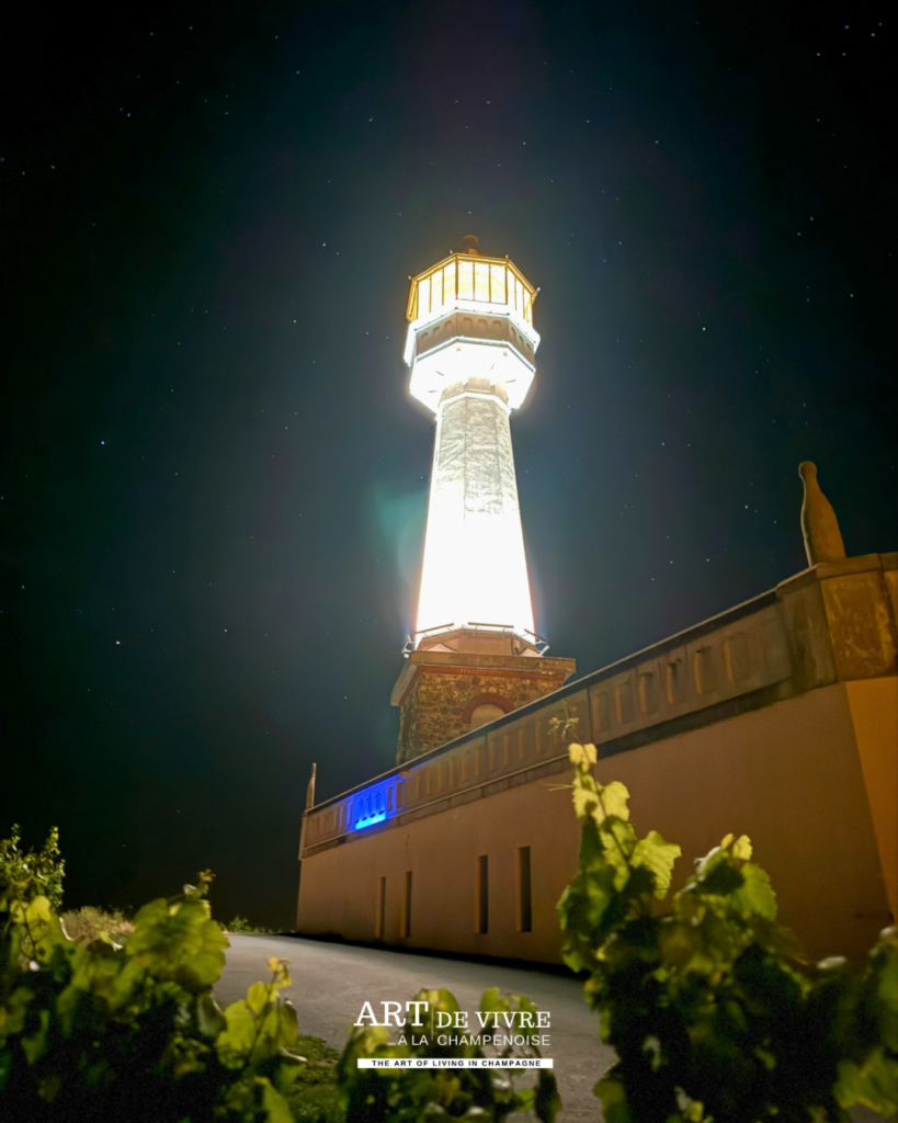 Le Phare de Verzenay éclairée la nuit