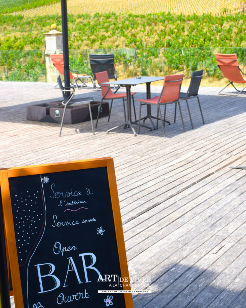 Terrasse ensoleillée du bar de Pressoria