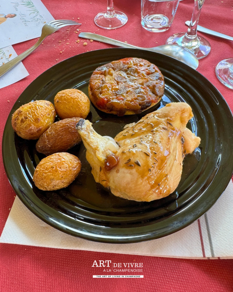 plat de poulet servi sur la bateau Champagne vallée