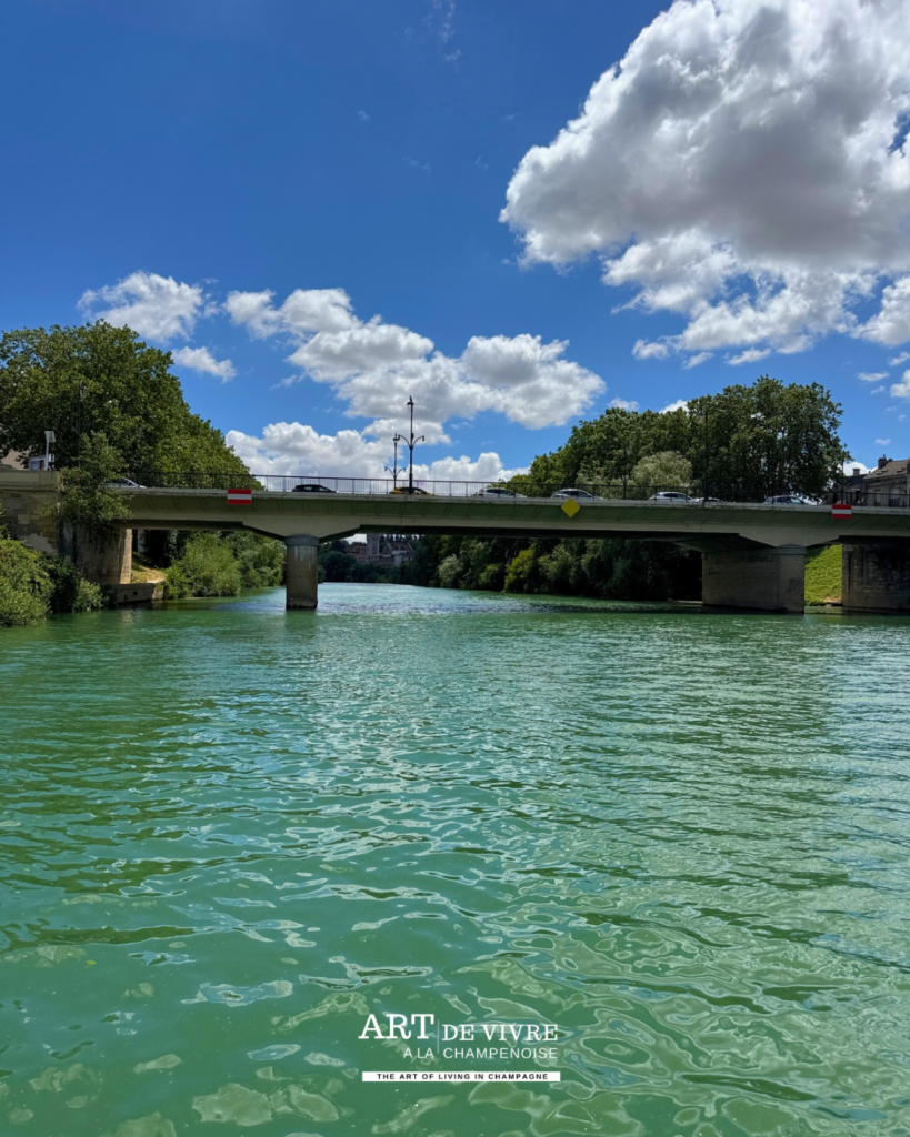 Pont et berges vues depuis la Marne à Épernay