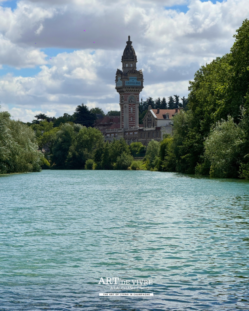 Tour De Castellane vue depuis la Marne à Épernay