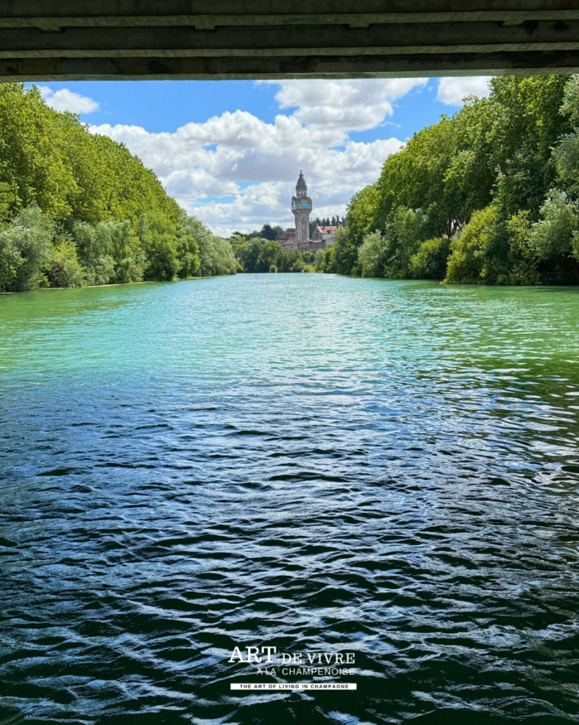 Tour De Castellane vue depuis sous le pont de la Marne à Épernay