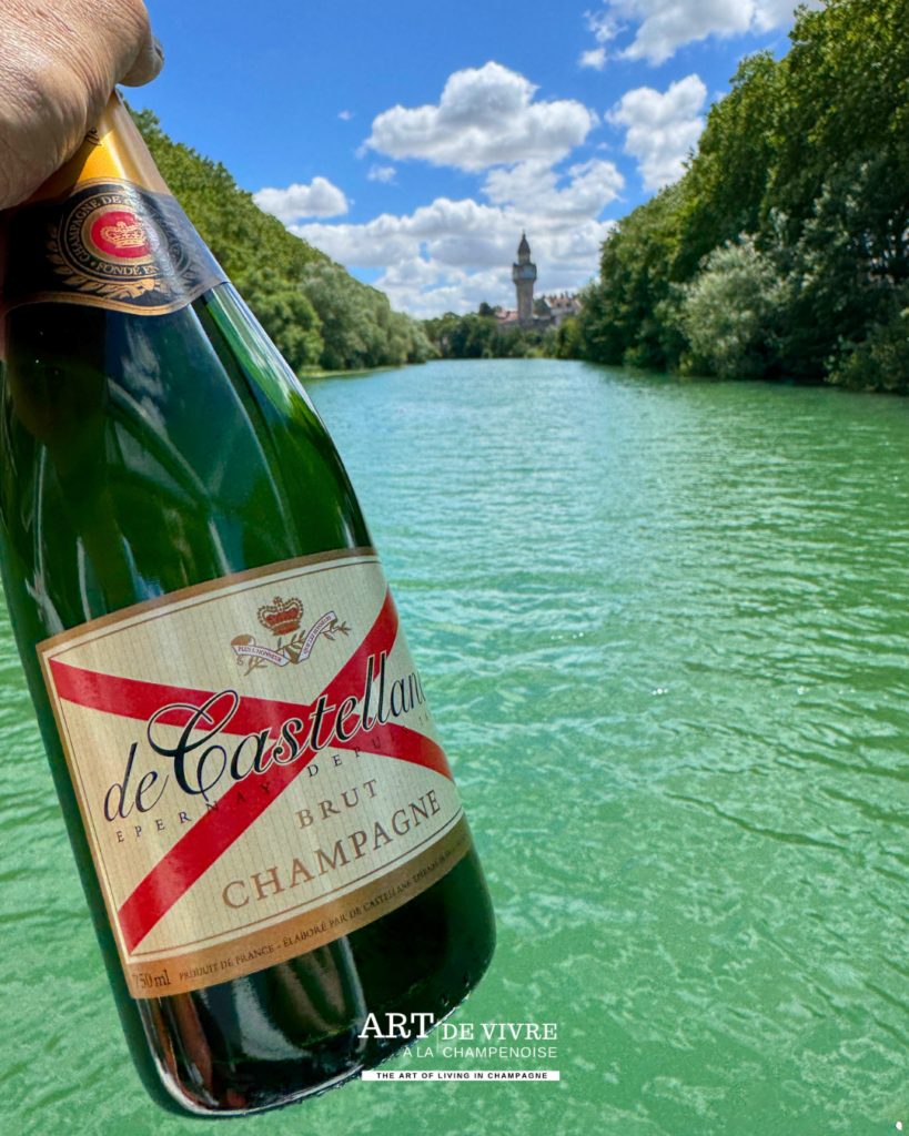 bouteille de champagne De Castellane avec vue sur la Tour