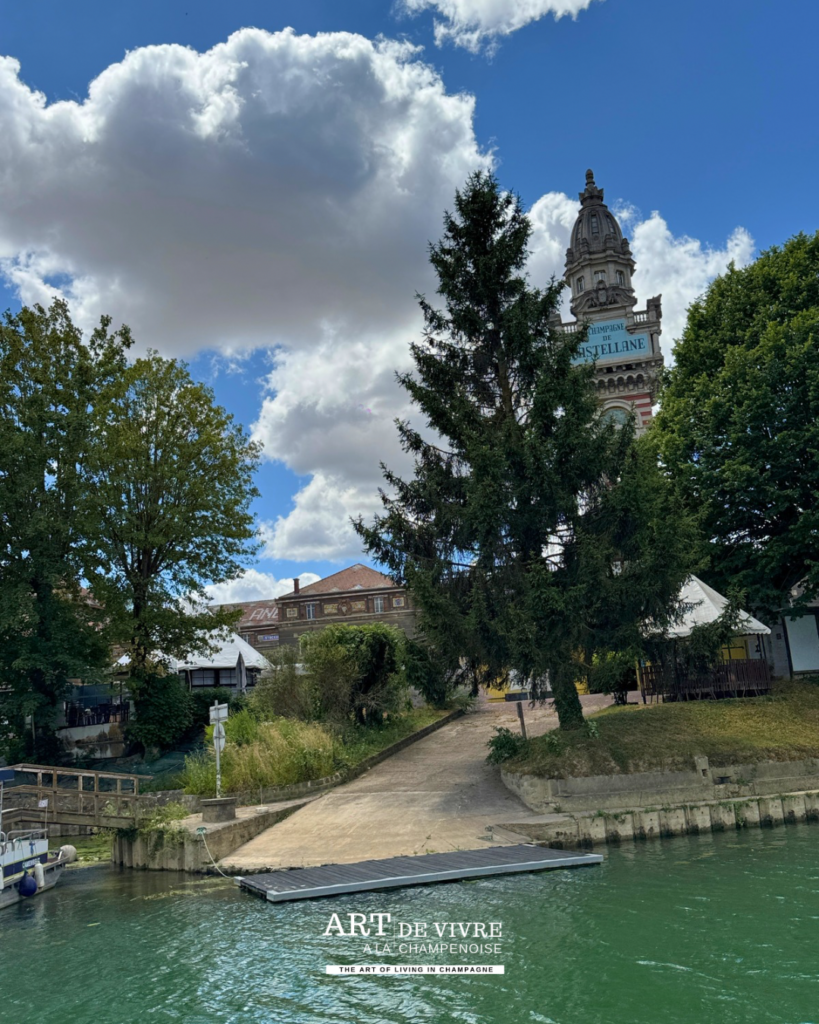 Base nautique du tennis club de la nautique et tour de Castellane à Epernay