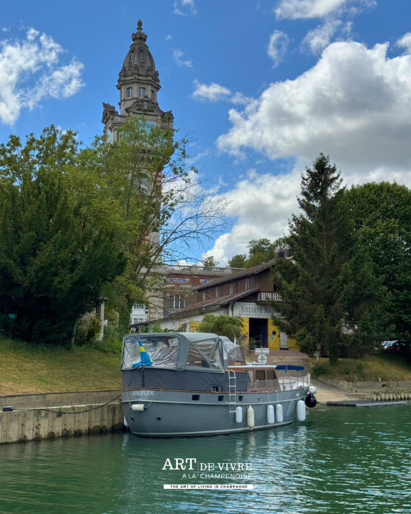 quai de la Base nautique du tennis club de la nautique et tour de Castellane à Epernay
