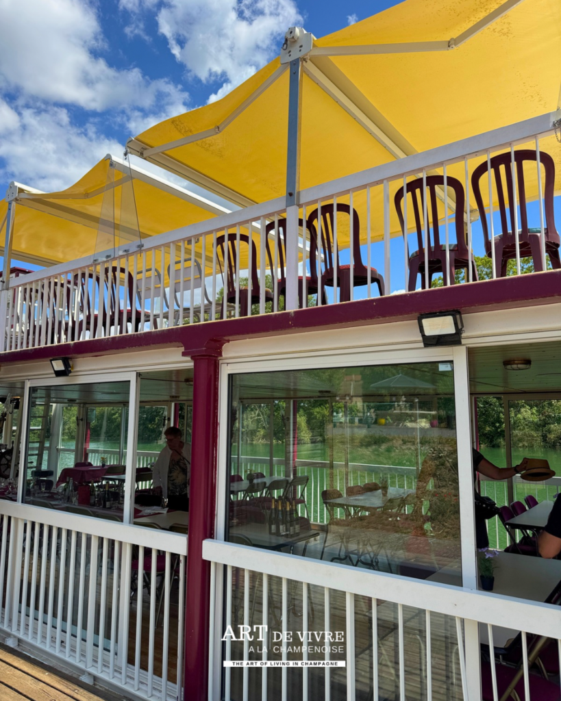 Terrasse du Bateau Champagne Vallée à Cumières sur la Marne