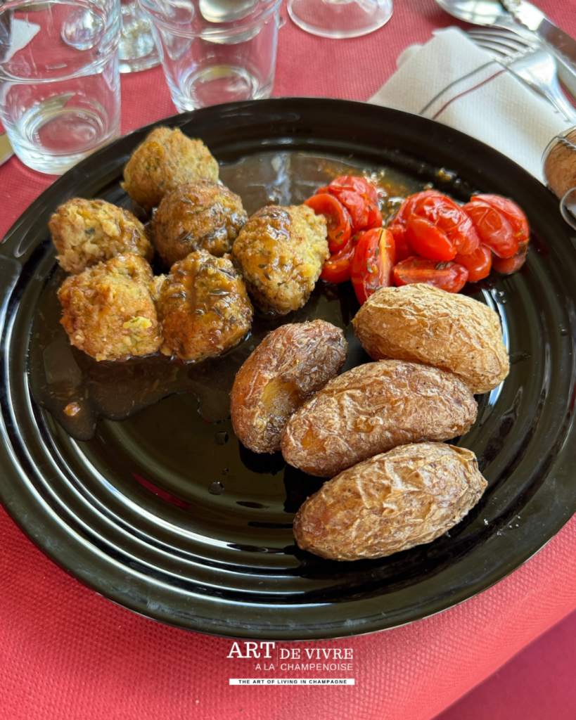 Falafelles menu végétarien servies sur la bateau Champagne vallée