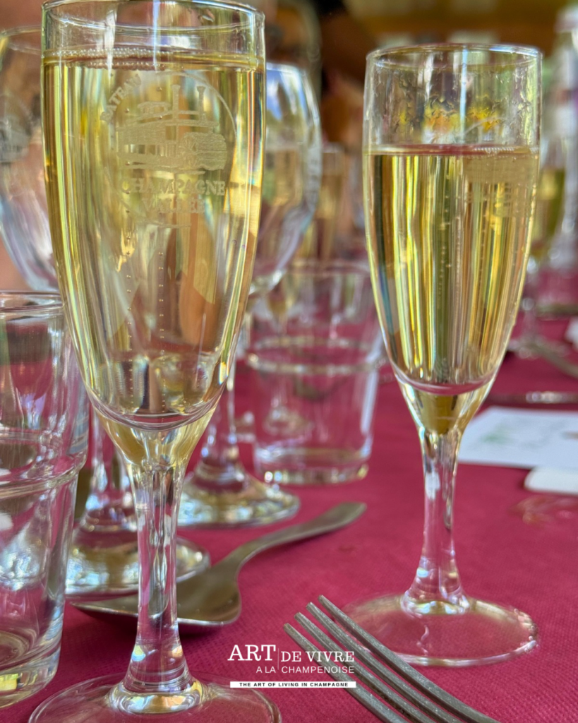 Champagne servi sur la bateau Champagne vallée