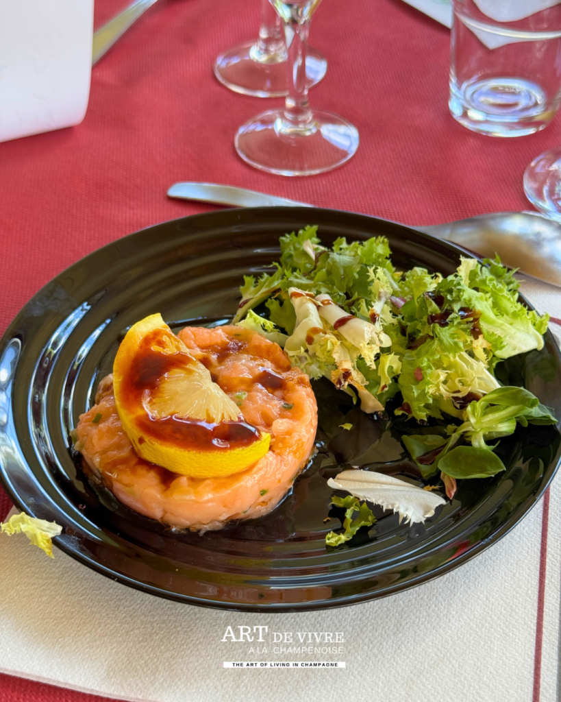 Entrée Tartare de saumon servie sur la bateau Champagne vallée