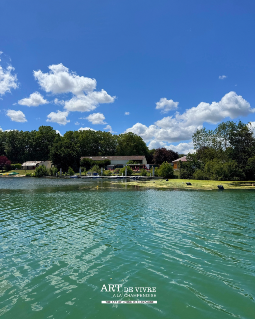 Vue base nautique des Allées de Cumières lors Balade en bateau sur la Marne près d’Épernay