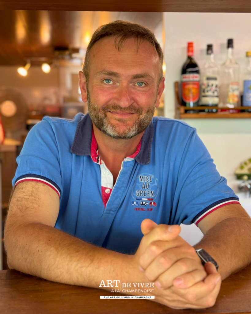 Jimmy Slowinski à bord du bateau Champagne Vallée