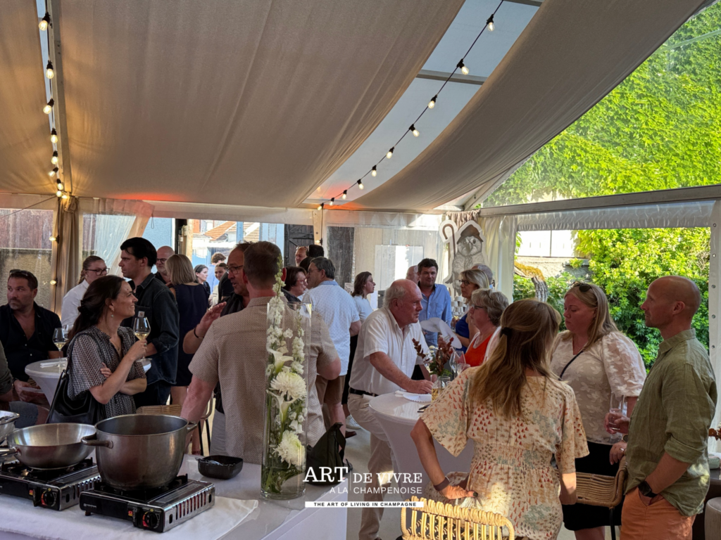 Convives lors de la soirée de lancement du Champagne Moineaux à Chouilly.