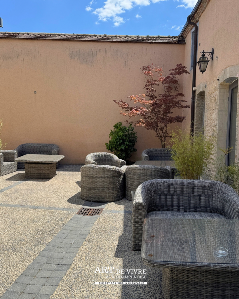 terrasse du Restaurant Attis dans le village viticole de Chenay