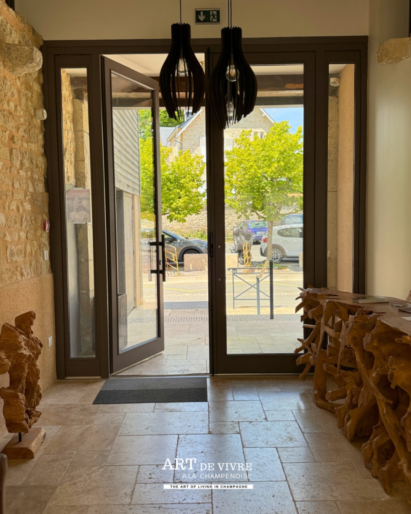 Entrée du Restaurant Attis dans le village viticole de Chenay