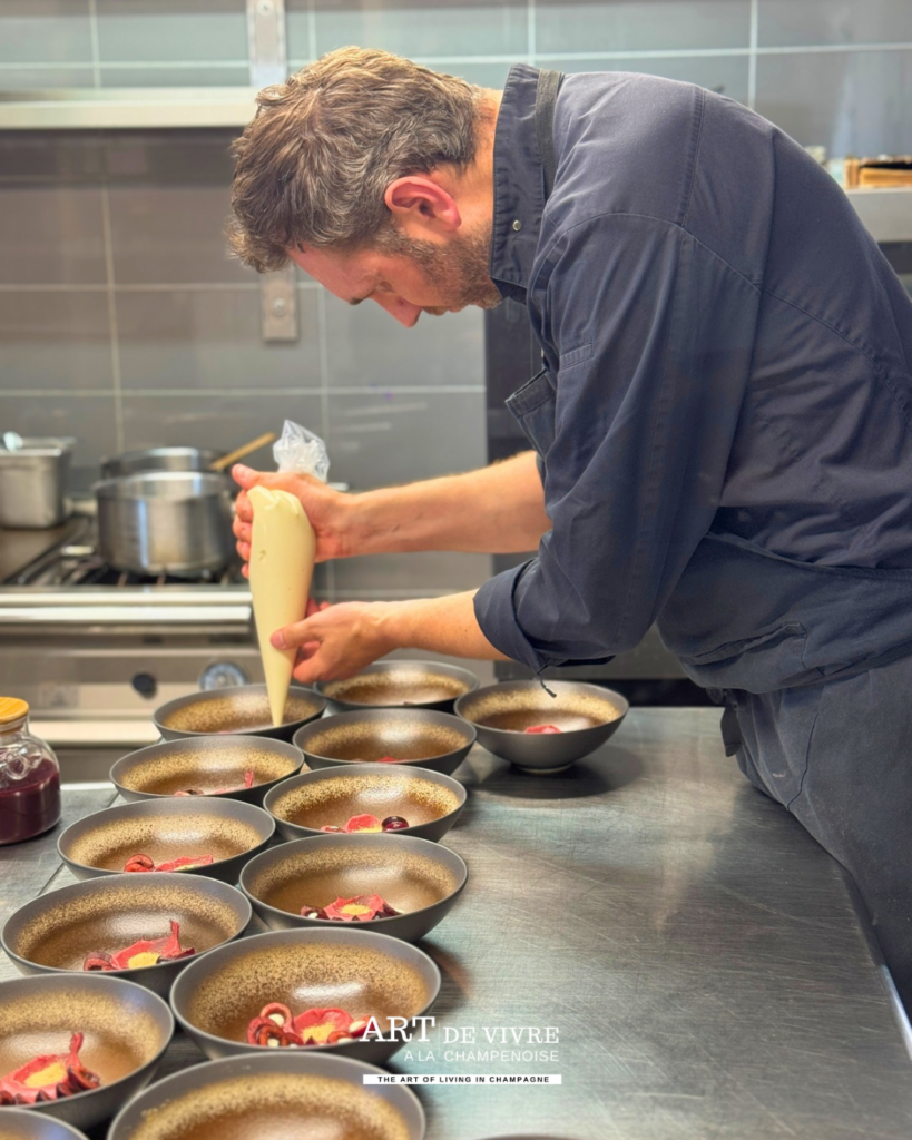 le chef Benoît Mérot à l'oeuvre dans les cuisines du restaurant Attis à Chenay