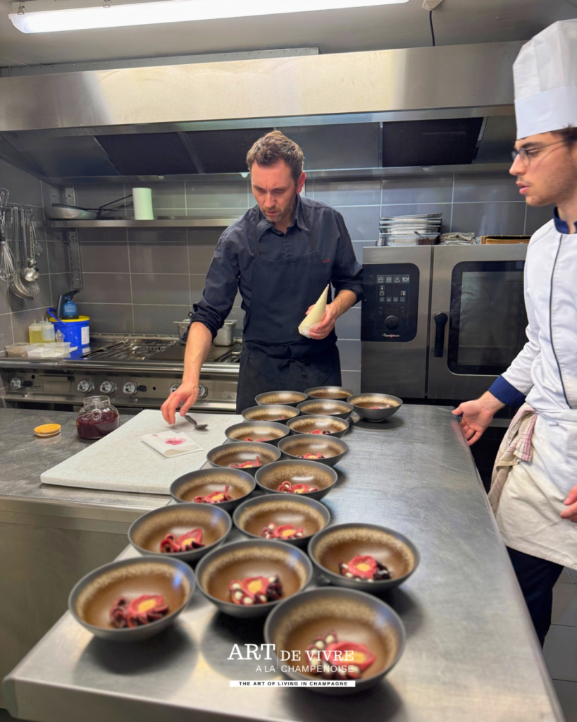 Benoît Mérot chef du restaurant Attis à Chenay dans sa cuisine