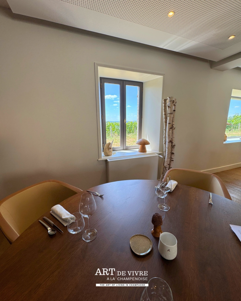 salle avec vue sur les vignes dans le restaraunt attis à Chenay