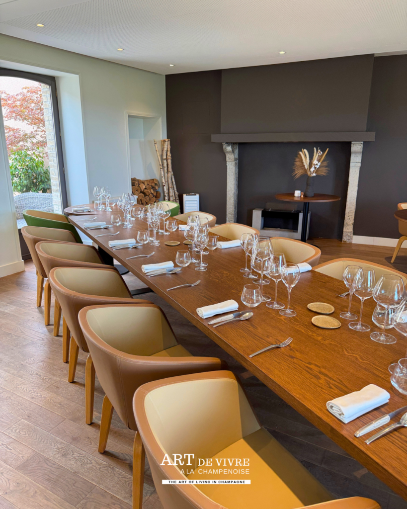 table pour groupe dans le restaurant Attis face aux vignes