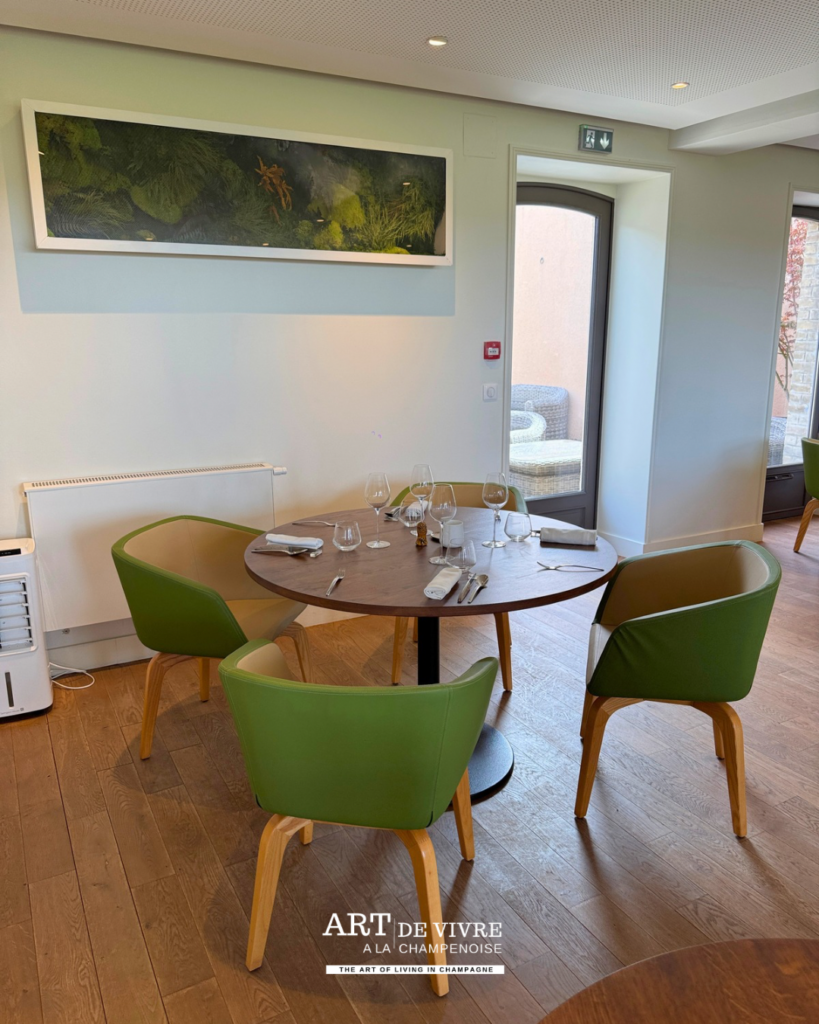 table contemporaine du restaurant Attis face aux vignes