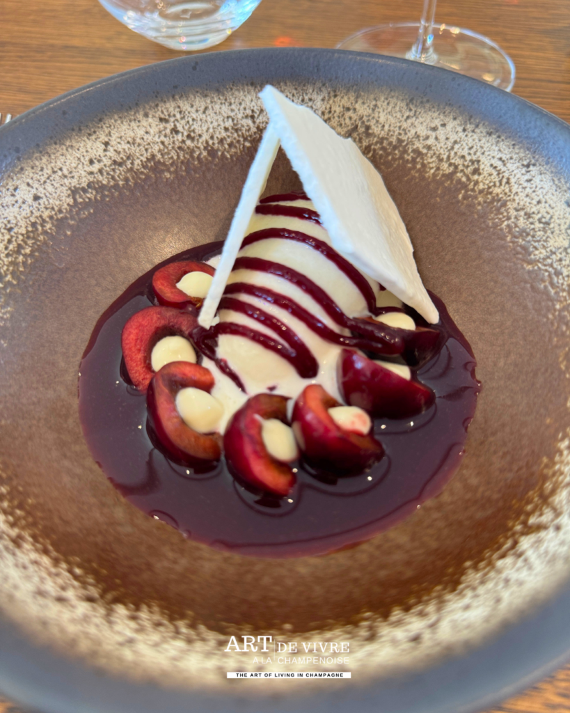 Assiette de dessert cerise et surreau au restaurant Attis du chef Benoît Mérot