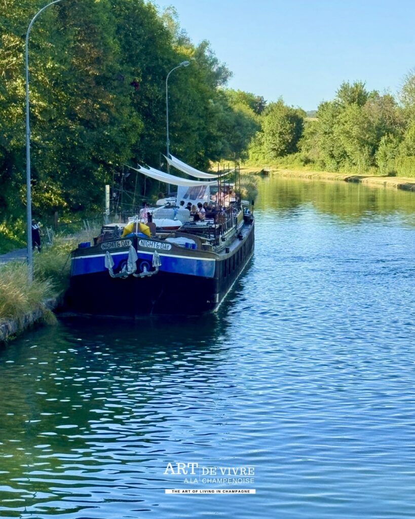 Péniche Night & Day installée près de l’écluse de Sillery 2
