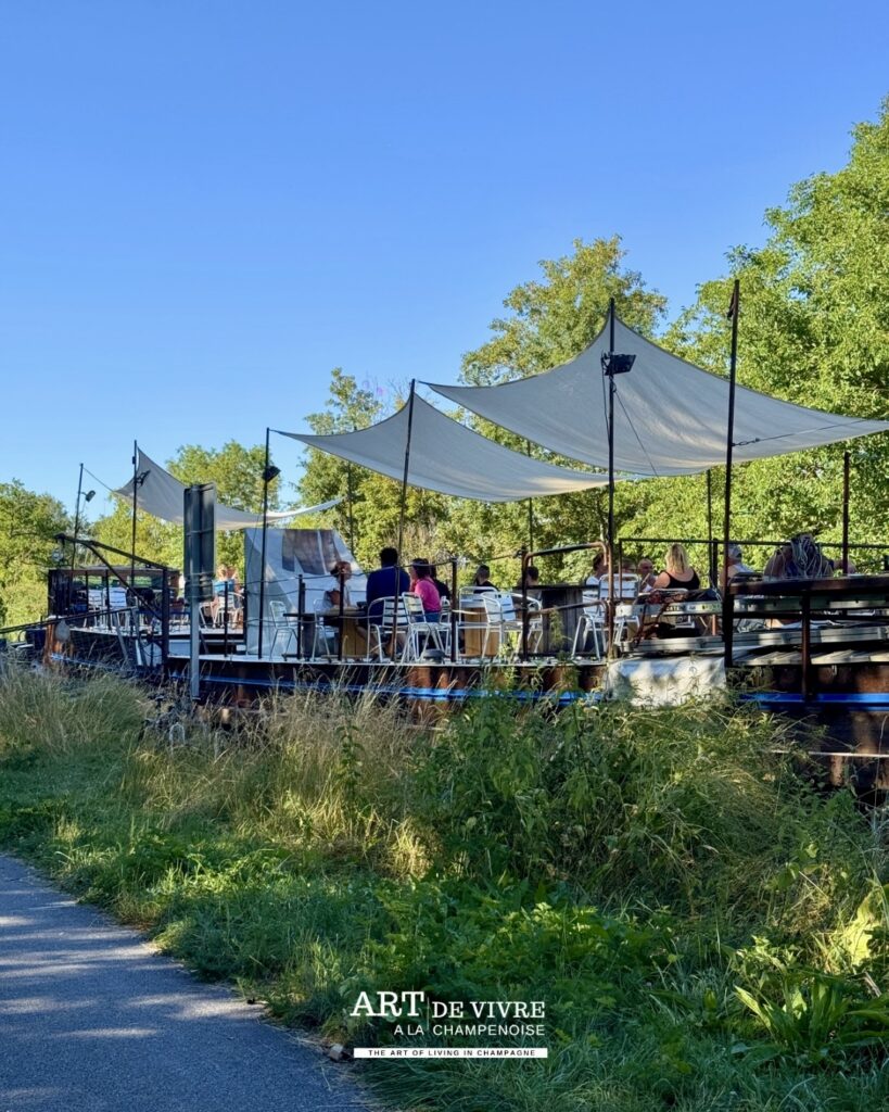 Ambiance estivale sur la péniche Night & Day à Sillery