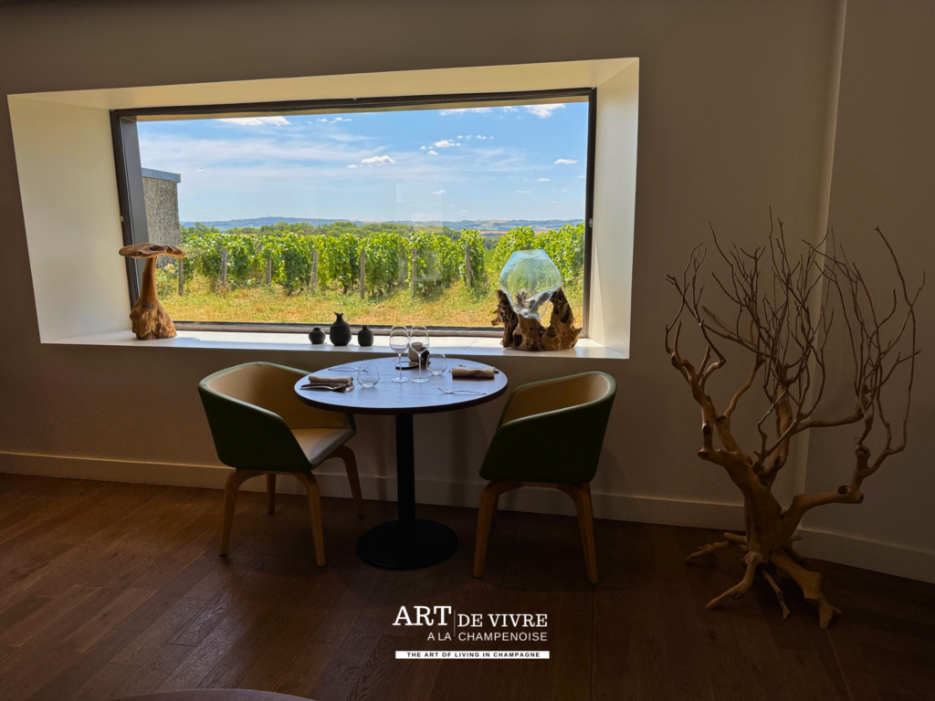 magnifique salle avec vue ouverte sur les vignes de champagne du restaurant Attis à Chenay