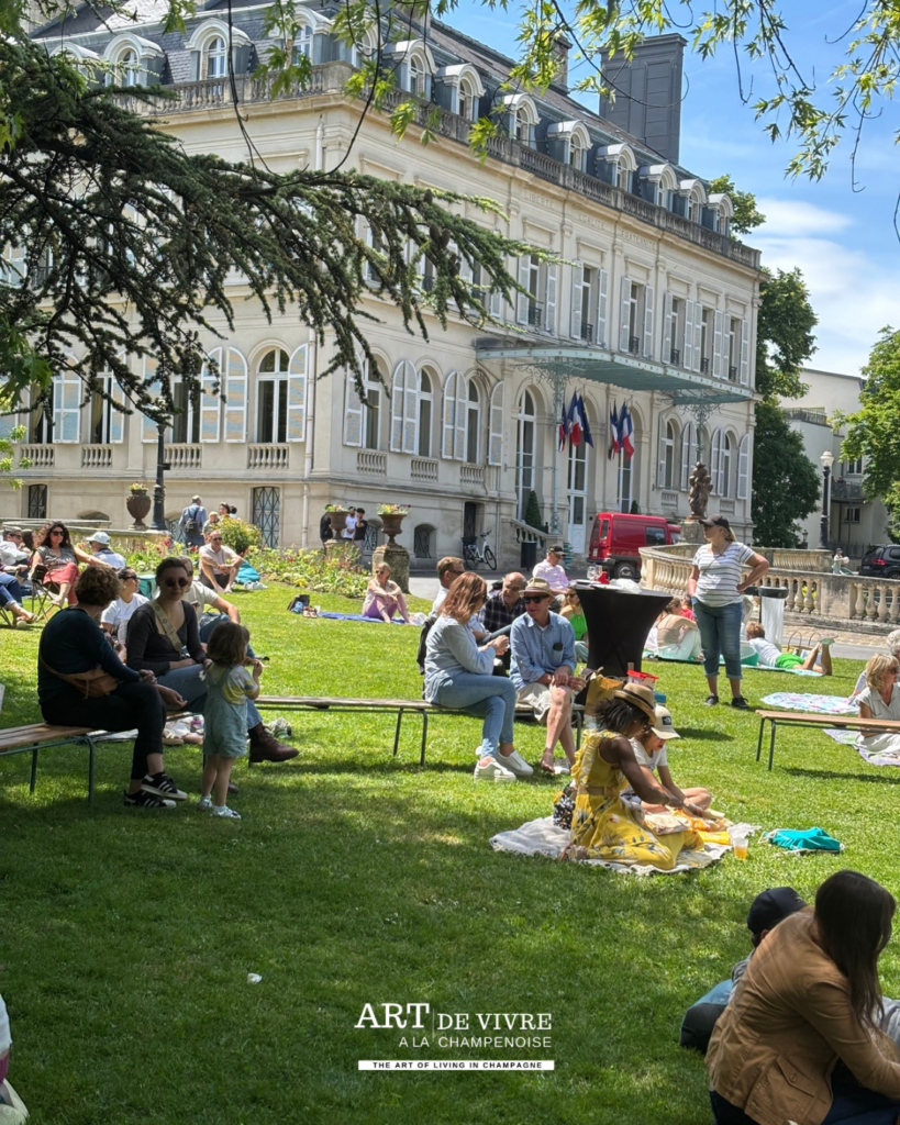 Public réuni pour un concert à Épernay en juillet