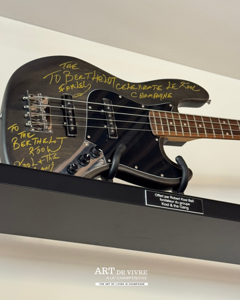 Guitare dédicaée par Robert Kool Bell pour la cuvée Le Kool Champagne par paul Berthelot