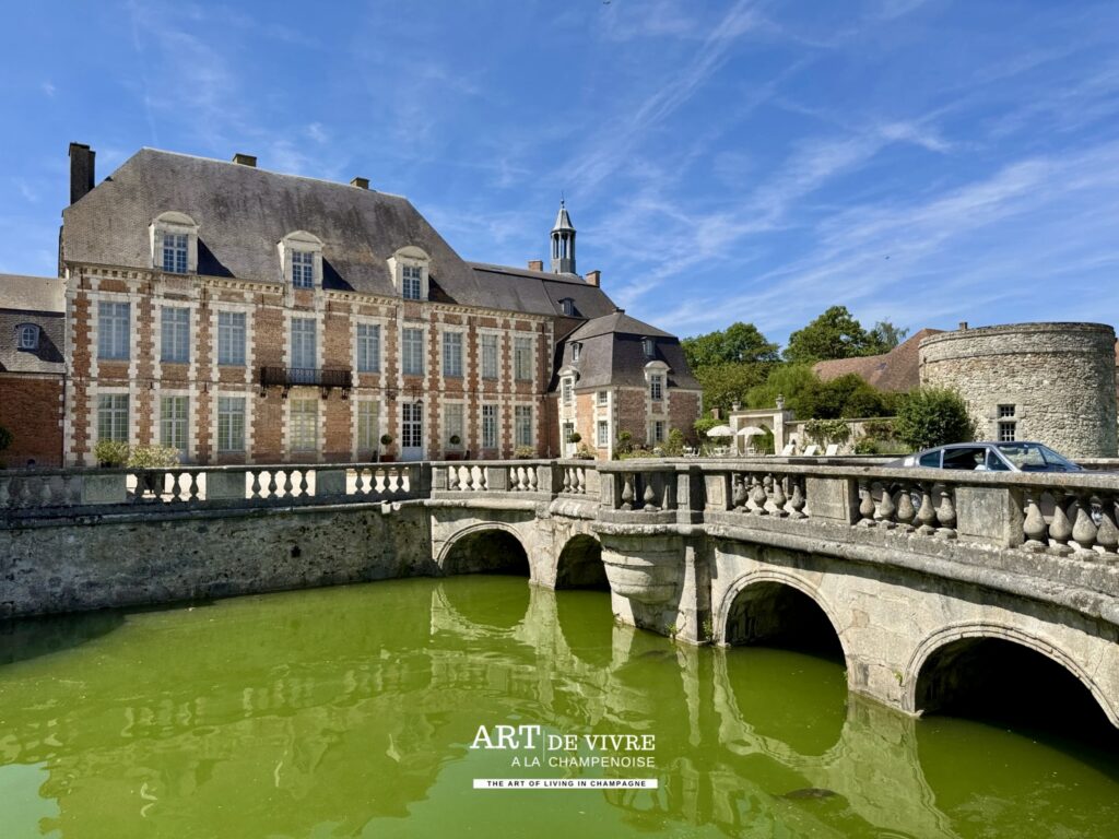 Château d’Étoges entouré de ses douves en Champagne
