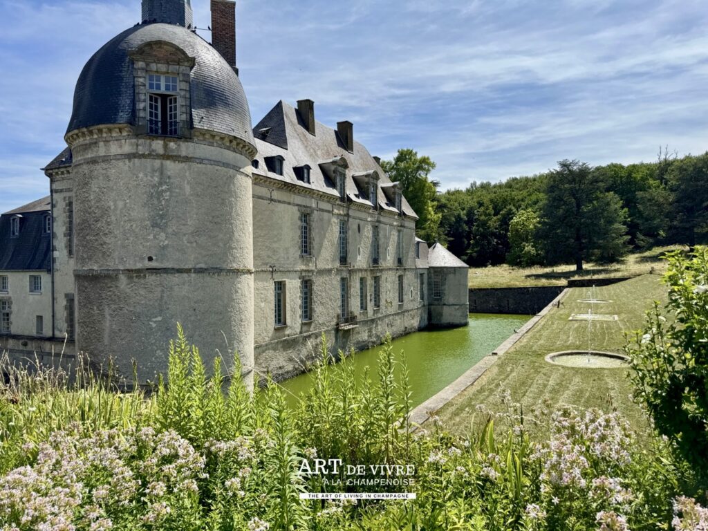 Vue générale du Château d’Étoges de ses douves et de son parc