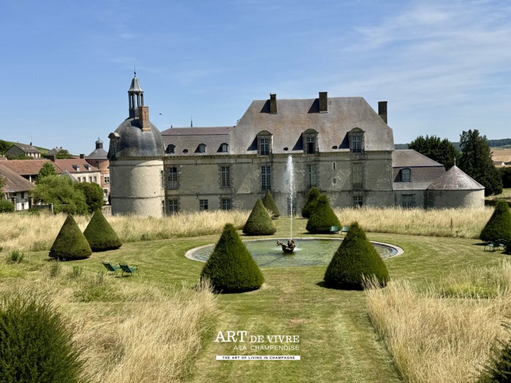 Vue générale du Château d’Étoges et de son parc