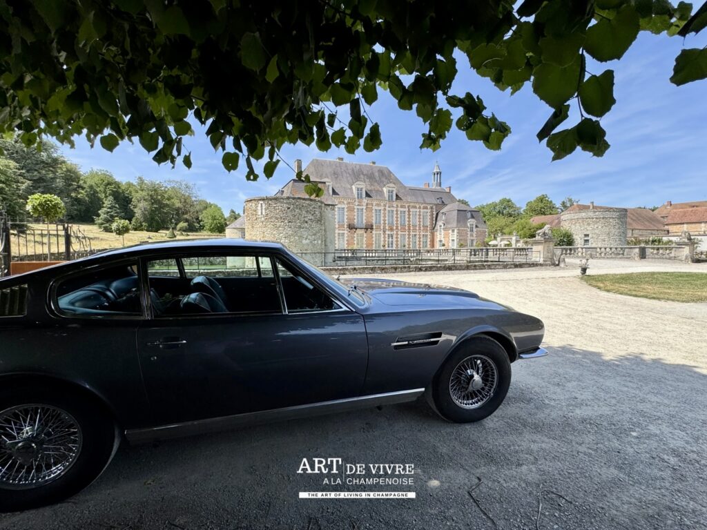 Parking du Château d’Étoges avec Aton Martin