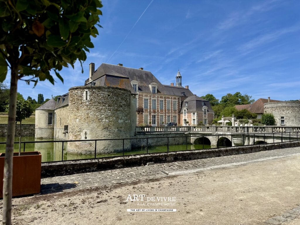 Château d’Étoges a deux pas d'Epernay entouré de ses douves en Champagne