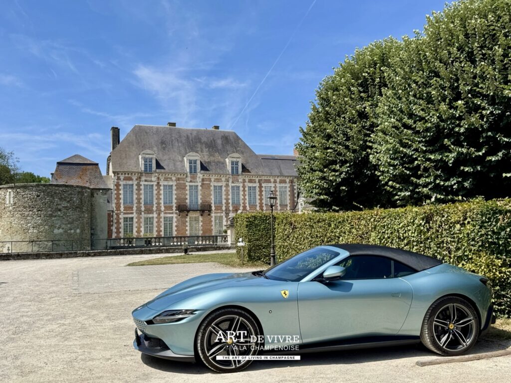 Parking du Château d’Étoges avec Ferrari