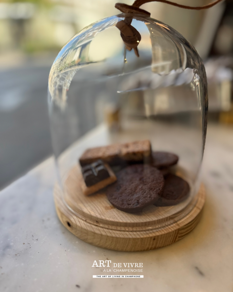 Créations chocolatées sous cloche de la Manufacture Alain Ducasse