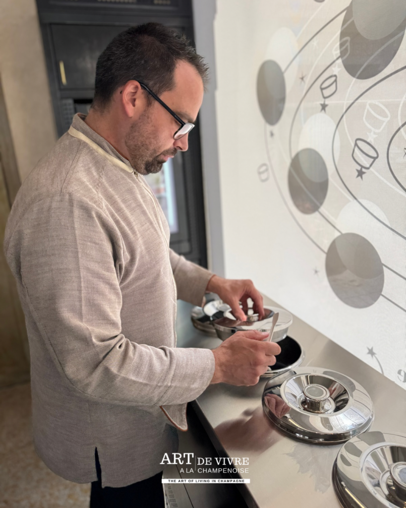 Sylvain service de la glace au Comptoir Alain Ducasse à Reims