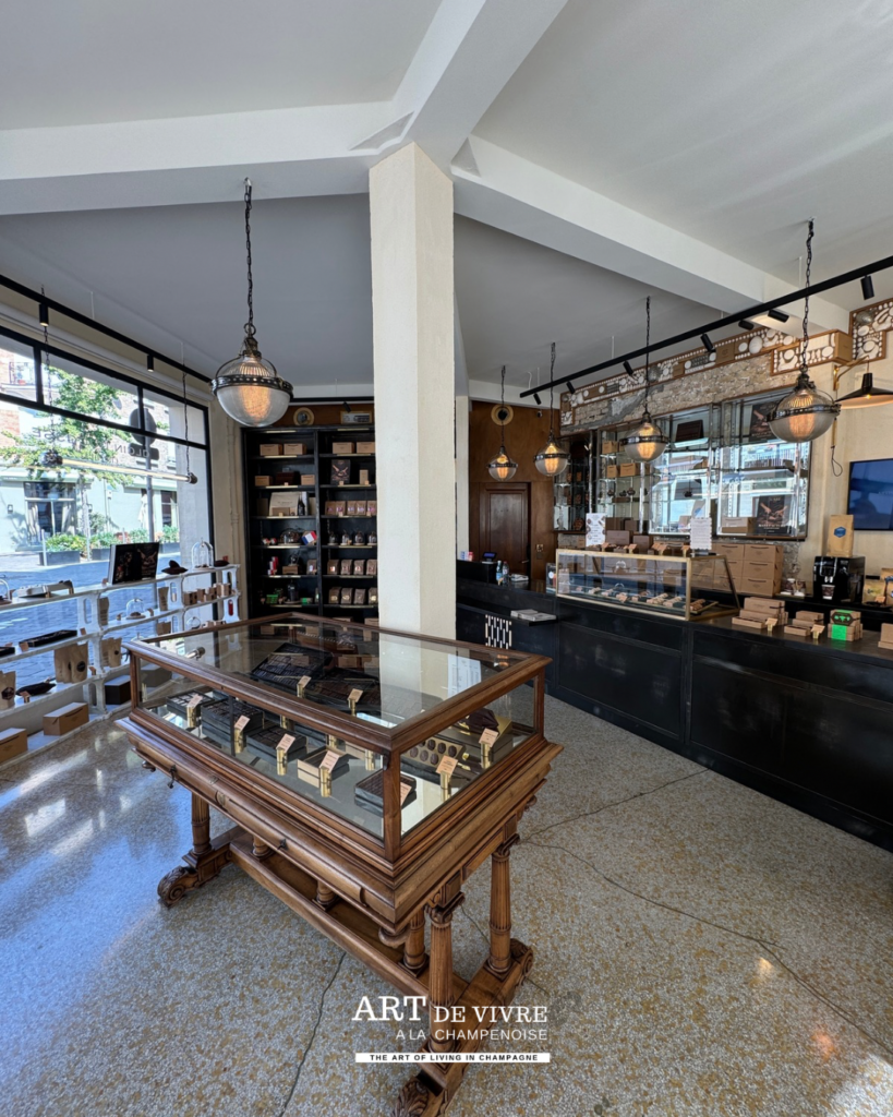 Intérieur et Étagères de chocolats Alain Ducasse dans la boutique de Reims