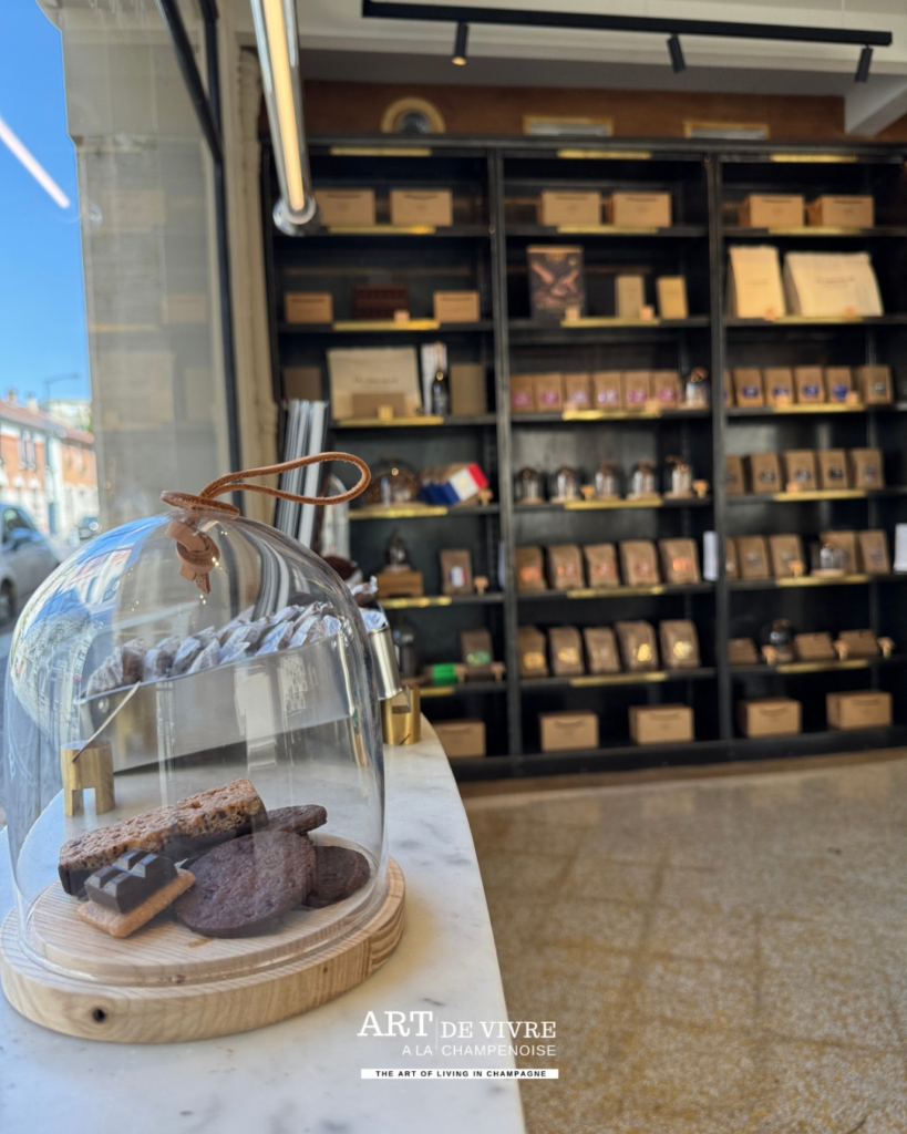 Étagères de chocolats Alain Ducasse dans la boutique de Reims